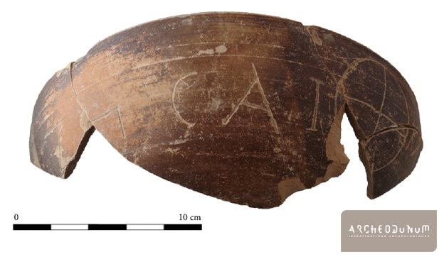 Fig. 9 : Graffiti en langue grecque sur une poterie