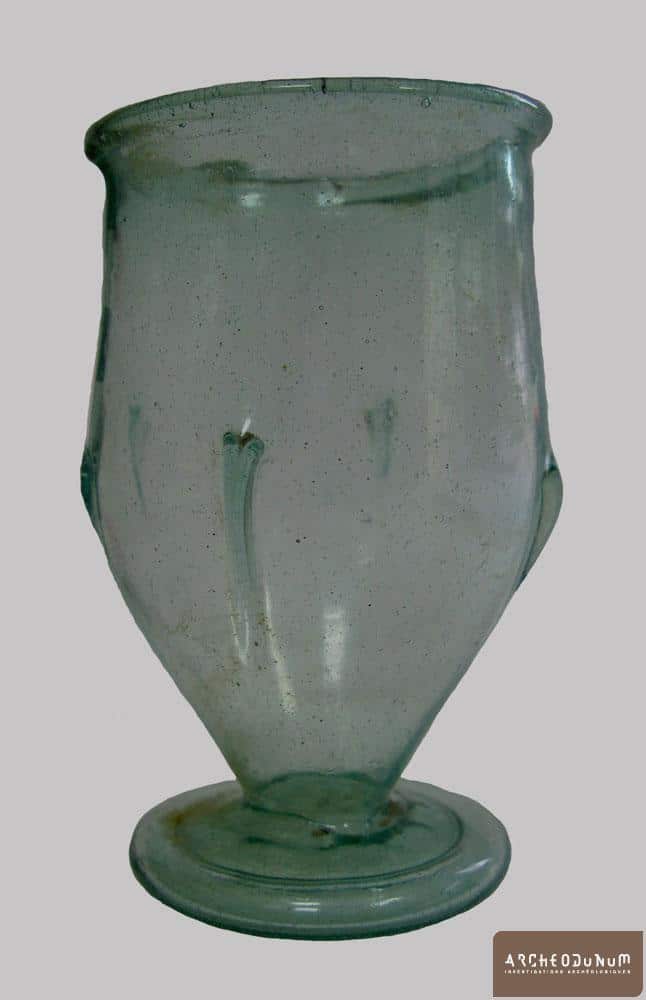 Gobelet en verre d’une inhumation du IVe s. apr. J.-C. Cliché Antoine Mallier, © Bibracte