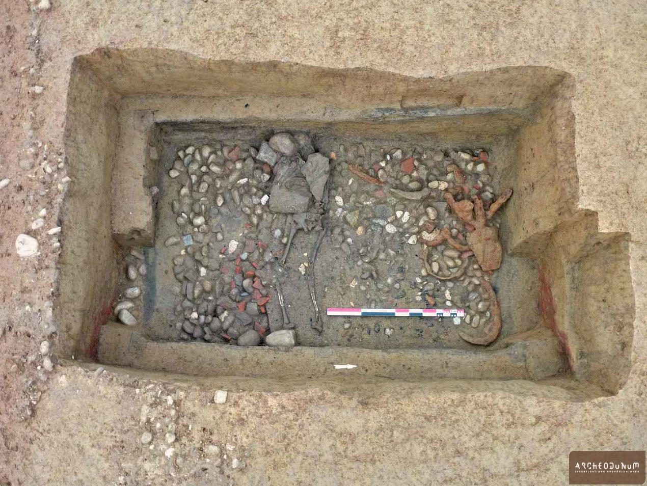 Villette d'Anthon - Vue de la sépulture atypique contenant le dépôt d'objets agricoles
