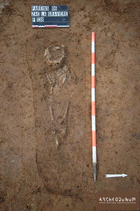 Fareins - Inhumation d'un jeune enfant datée de la période médiévale.