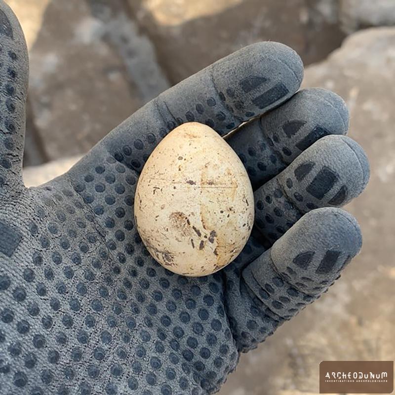 Découvert à Pâques (ou peu s’en faut), un faux œuf en terre blanche