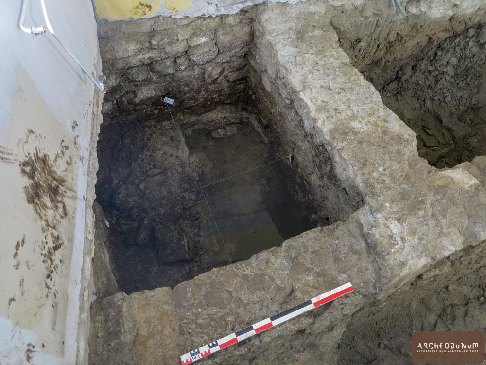 Vue de la fosse de latrines médiévale en cours de fouille
