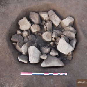 Fosse contenant les pierres de calage d’un menhir.