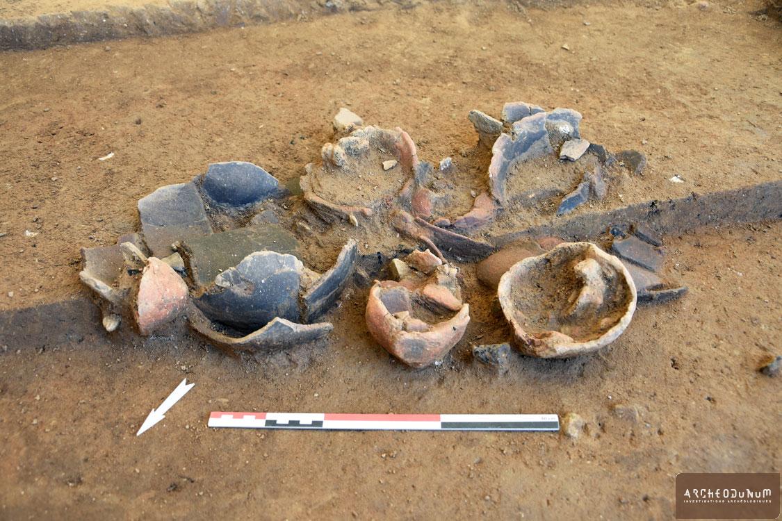 Denges - Détail d’une sépulture à crémation contenant un dépôt complexe de 19 vases (pots, écuelles, gobelets) 