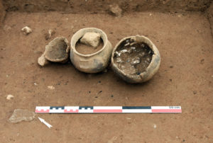Dépôt funéraire constitué d’un ossuaire (à droite) et de deux vases d’accompagnement