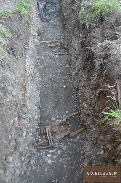 Vue en enfilade de plusieurs sépultures dans une tranchée étroite