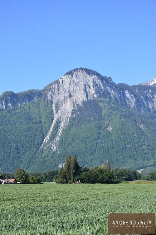 Noville - Le massif de la Suche, point d’origine de l’écroulement du Tauredunum, surplombe le site de Noville