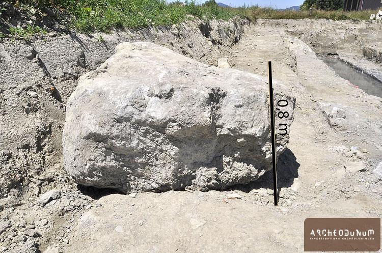 Bloc de calcaire siliceux dégagé à partir du matériel glissé. Il s’agit d’un des plus grands éléments observés sur le site