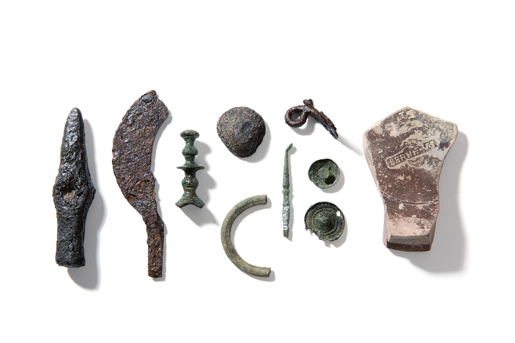 Noville - Sélection d’artefacts découverts lors de la fouille. Crédit: MCAH, N. Jacquet, 2019