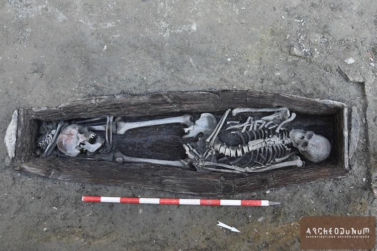 Lausanne - Cercueil contenant, en plus du défunt en position primaire, les restes d’au moins trois autres sujets 
