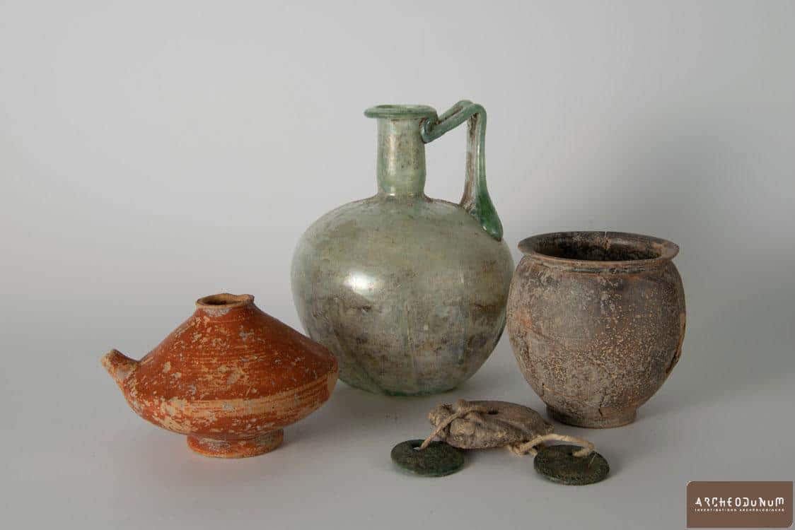 Clermont-Ferrand - Biberon en céramique, cruche en verre et bracelet associant monnaies et médaillon en bois de cerf de la sépulture F.1286. 
