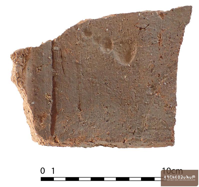 Cercy-la-Tour - Fragment de tuile avec une empreinte de pied d’enfant