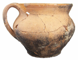 Pot en céramique daté entre la seconde moitié du XVe siècle et la première moitié du XVIe siècle