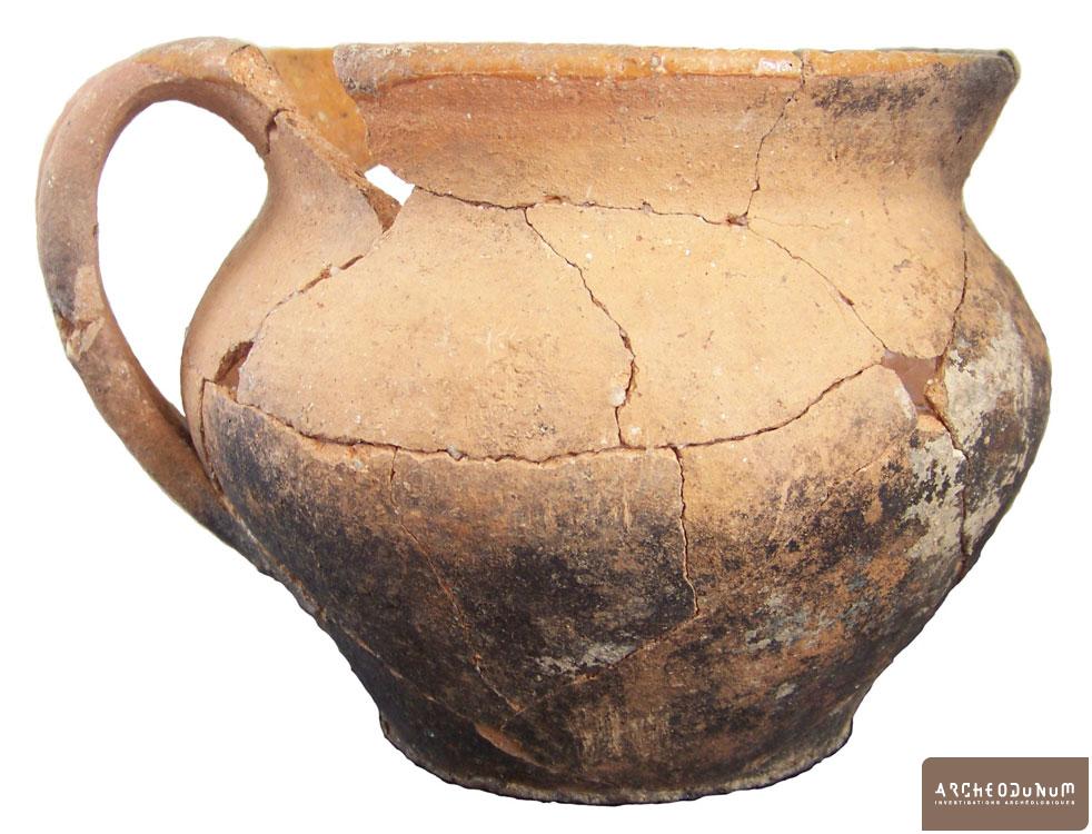 Pot en céramique daté entre la seconde moitié du XVe siècle et la première moitié du XVIe siècle