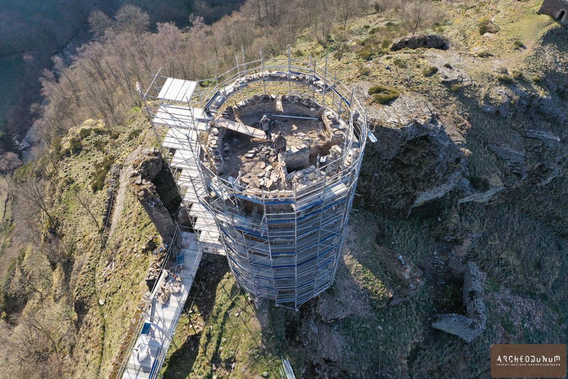 Mont-Lozère-et-Goulet - La tour du Réduit : le toit terrasse et les ouvertures de tir