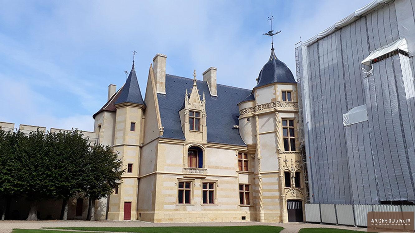 Ainay-le-Vieil - Aile nord du logis avec sa façade agrémentée de sculptures.
