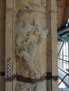 Créatures imaginaires sculptées en façade de l’escalier d’honneur.