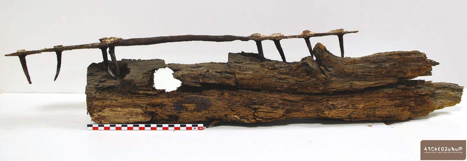 Chartres - Fragment de tirant en bois avec agrafe en métal