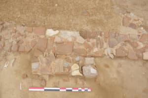 Portion de mur construit essentiellement en fragments de tuiles