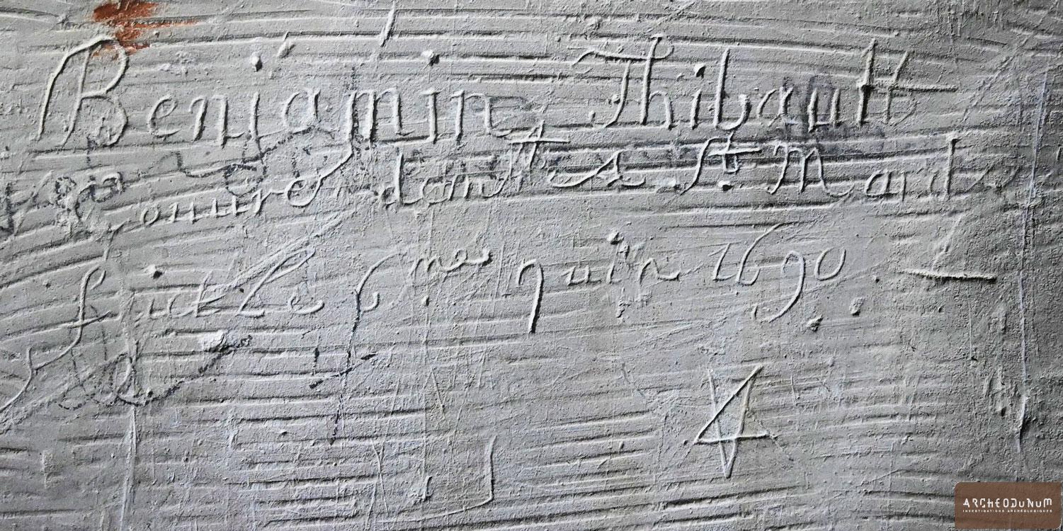 Dampierre - Signature d'artisan de la fin du XVIIe siècle sur les murs du châtelet